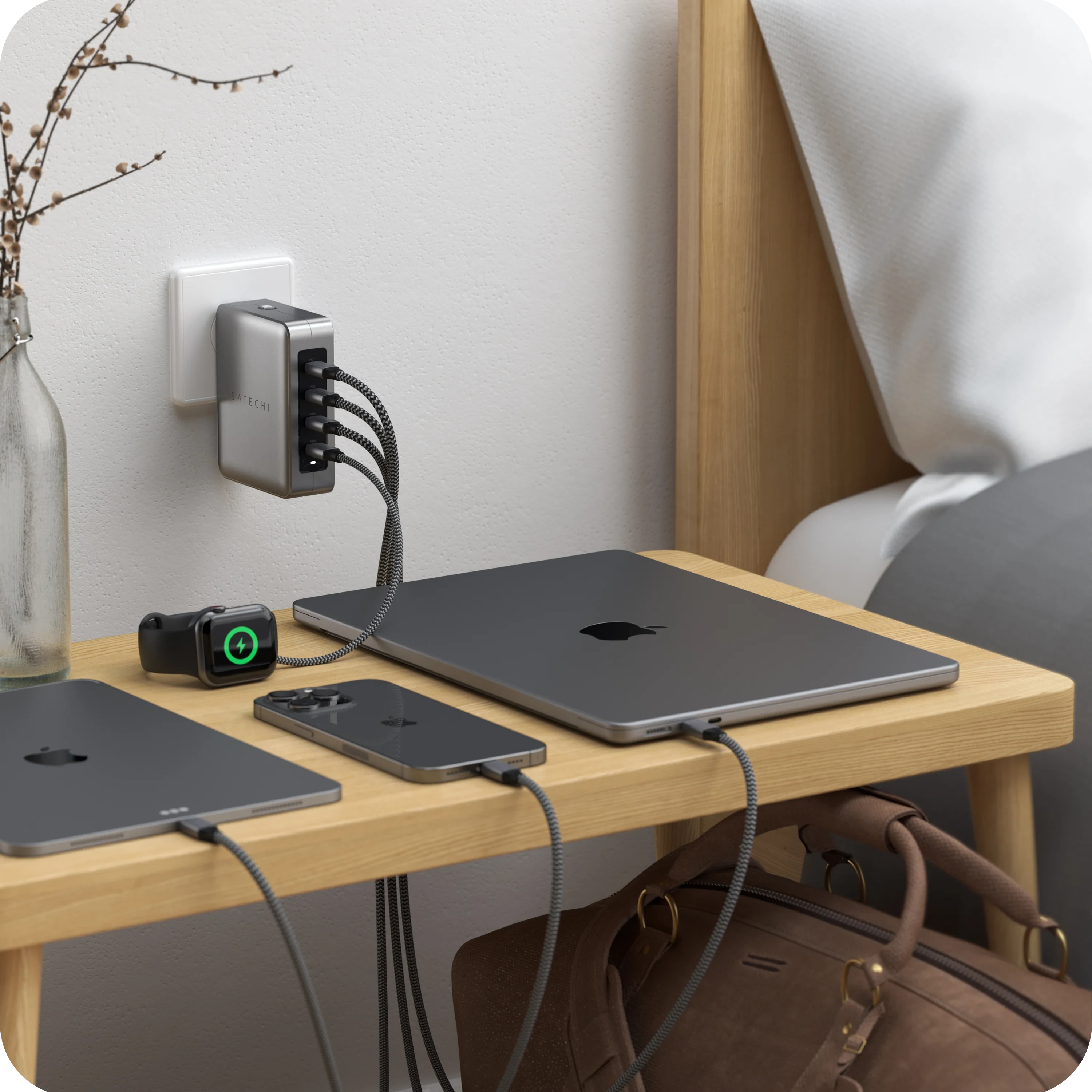 Дорожное зарядное устройство Satechi 145 Вт USB-C с 4 портами GaN