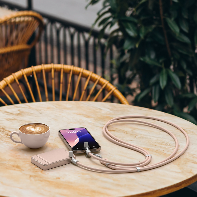 Un iPhone care se încarcă cu un cablu OntheGo™ USB-C și OntheGo™ Power Bank (10K).