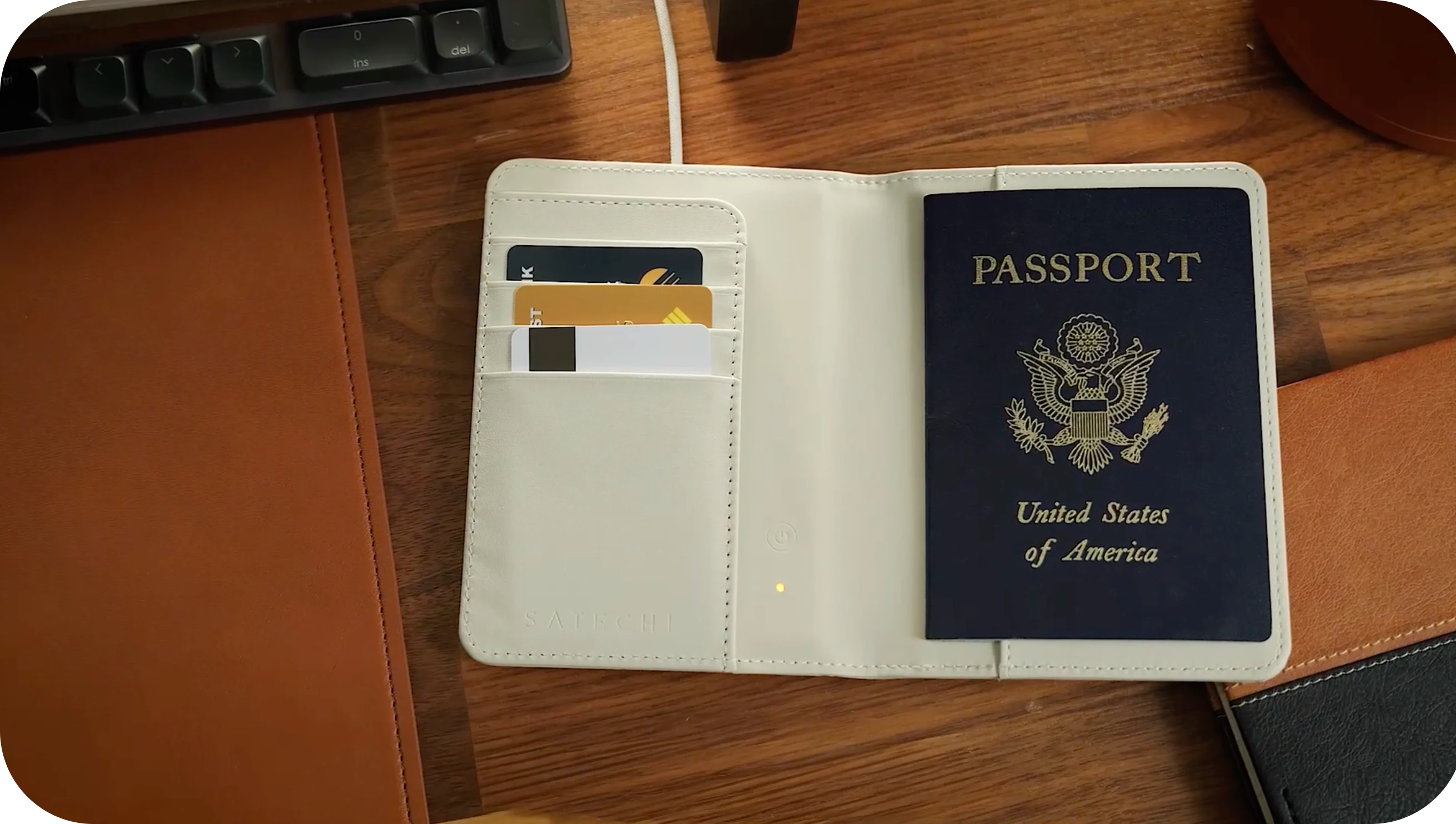 Vegan-Leather FindAll™ Passport Cover Satechi Black