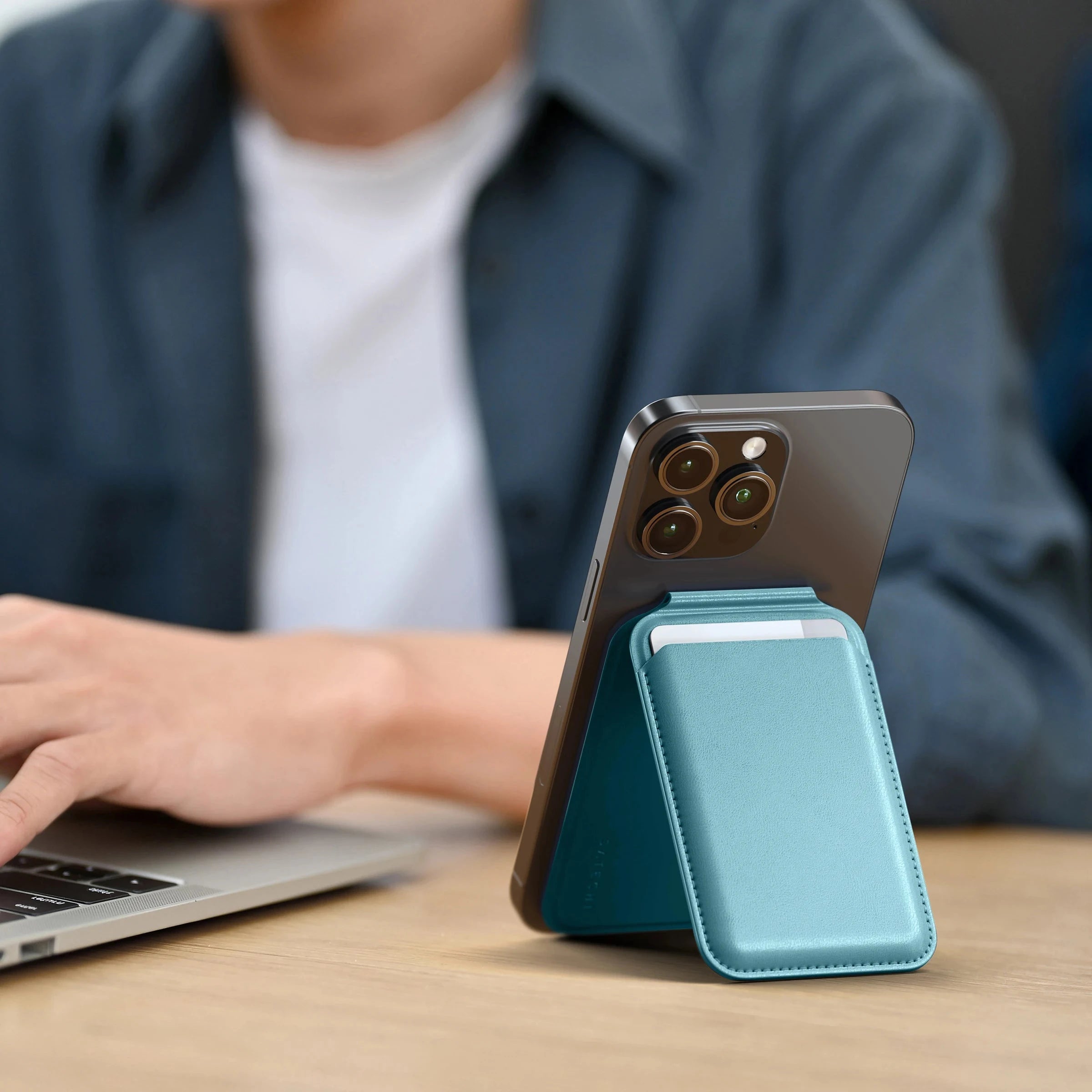 Vegan-Leather Magnetic Wallet Stand Satechi Light Blue #group_light_blue