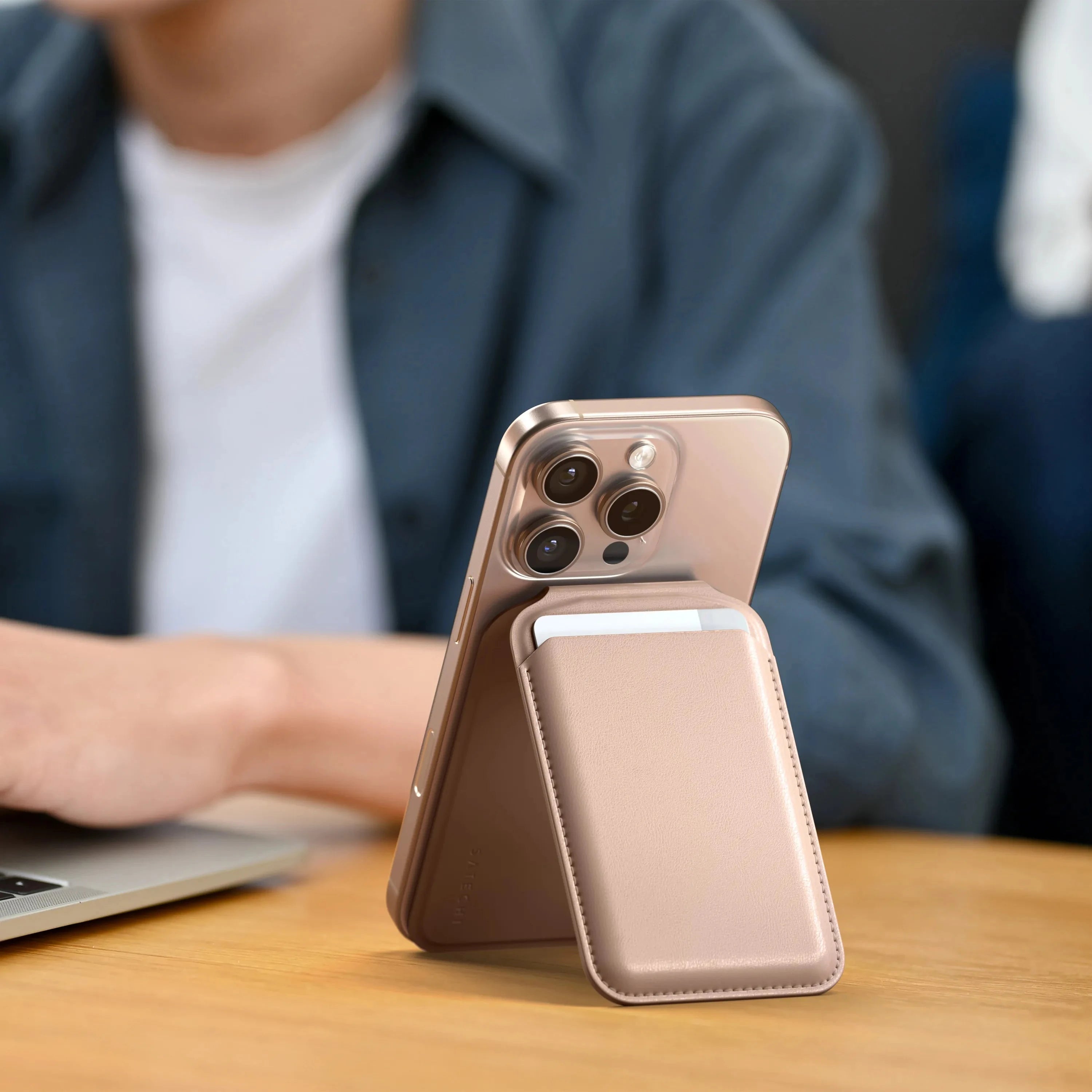 Vegan-Leather Magnetic Wallet Stand Satechi Desert Rose #group_desert_rose