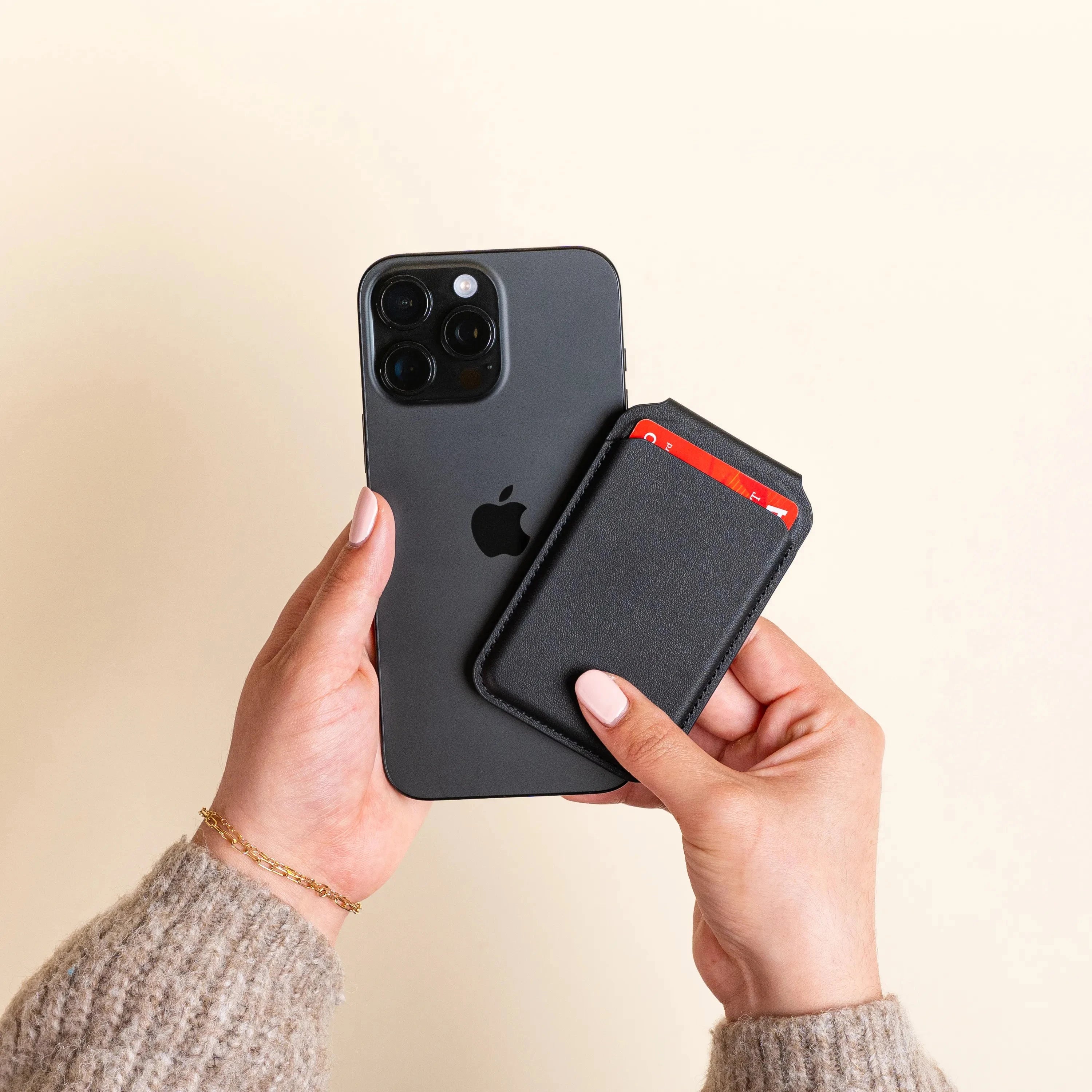 Vegan-Leather Magnetic Wallet Stand Satechi Black #group_black