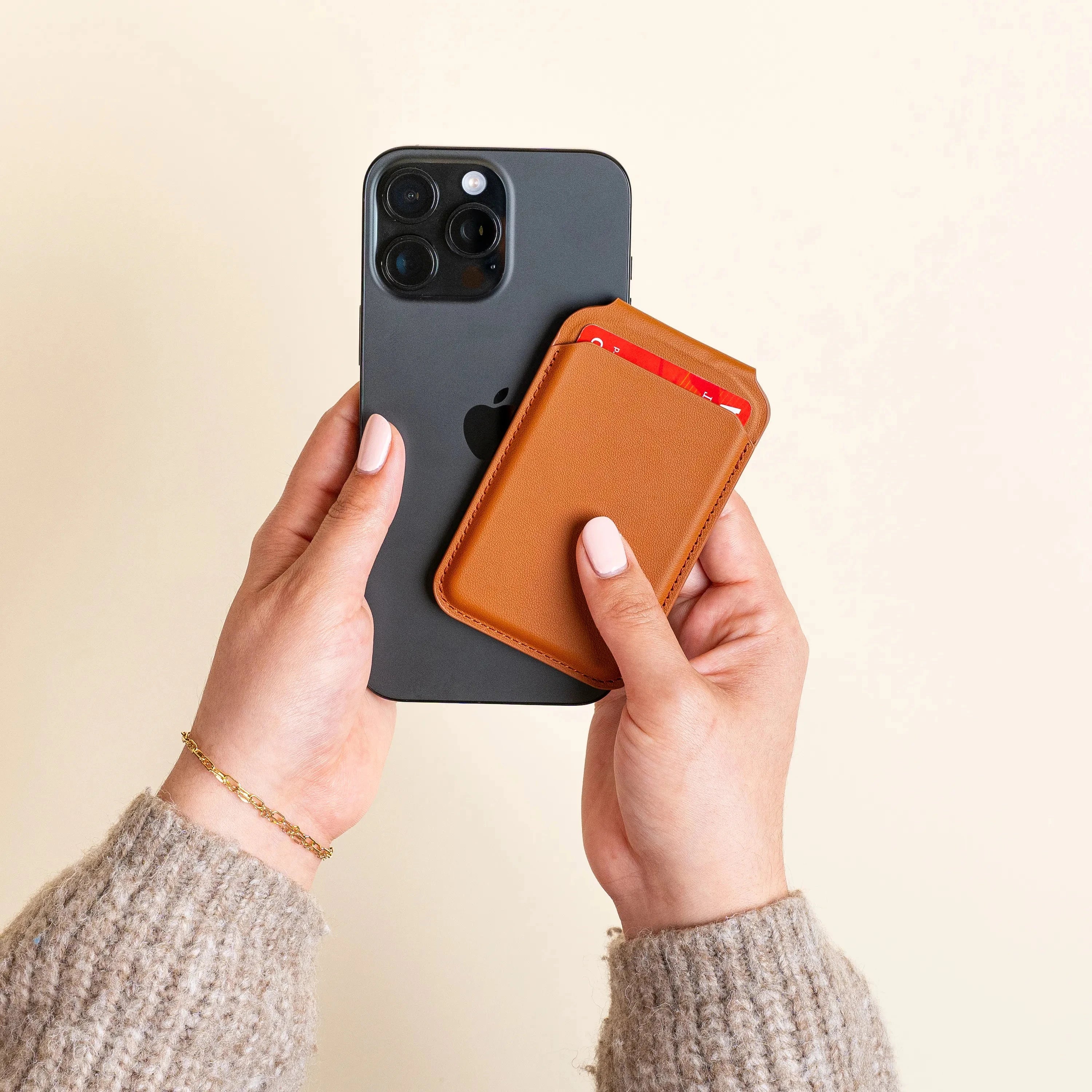 Vegan-Leather Magnetic Wallet Stand Satechi Brown #group_brown