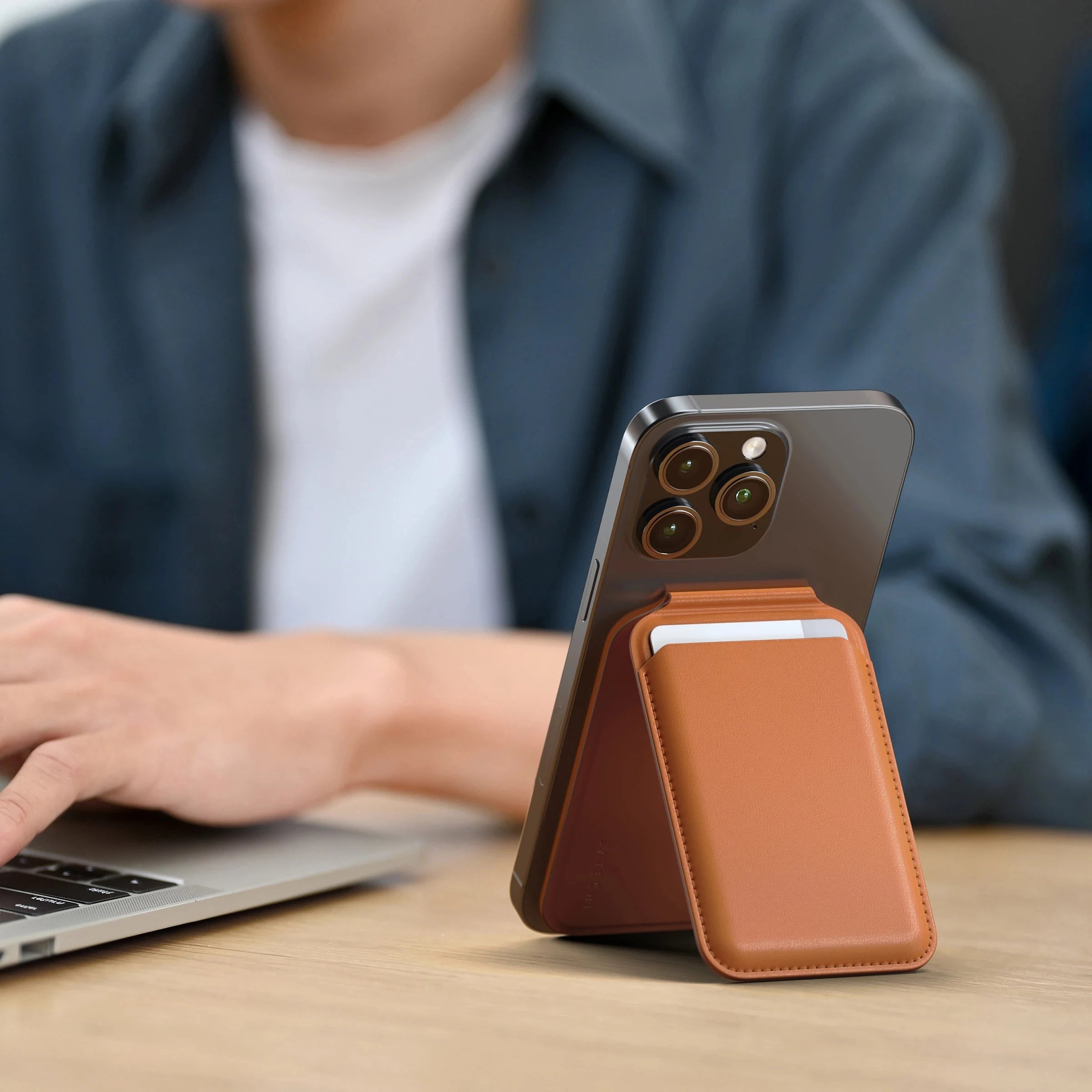Vegan-Leather Magnetic Wallet Stand Satechi Orange #group_orange